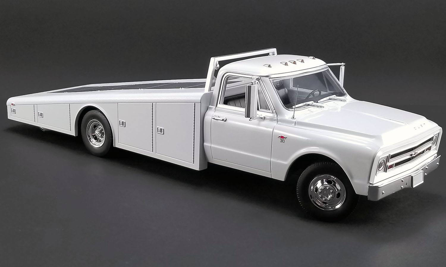 ACME 1:18 1967 Chevrolet C-30 Ramp Truck White A1801700 Diecast Model Car 