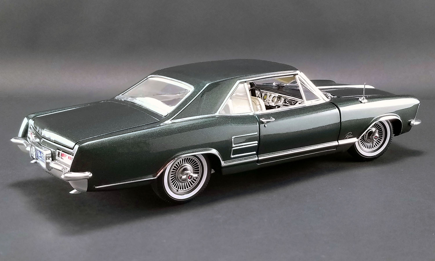 1/43 Scale Model Car American Muscle. Buick Riviera 